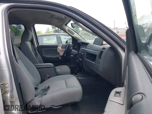 2008 Dodge Dakota SXT z VIN 1D7HW38K98S594036, wystawiony jako IAAI lot #42418267 z przebiegiem 77 135 mil mil oraz . Historia ofert i sprzedaży dostępna na DreamBid. Obrazek 5.