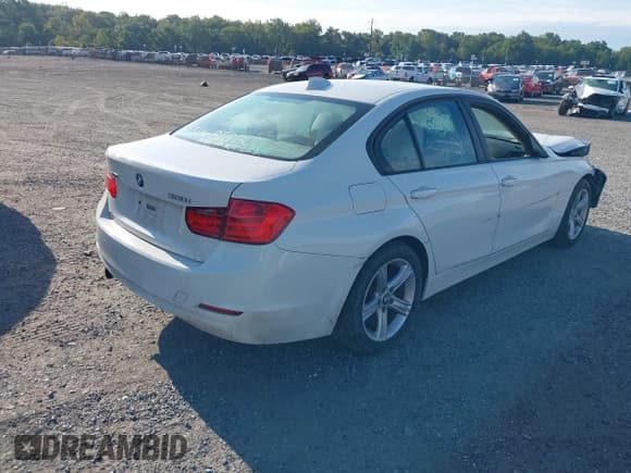 ✅ 2015 BMW 3 Series 320i xDrive • VIN: WBA3C3C58FK201605 • Lot: 43098809. Listed on IAAI with 145,647 mi. Free auction sales archive from the USA and detailed vehicle history report at DreamBid. Image 4.