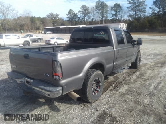 ✅ 2005 Ford F-250 XL • VIN: 1FTSW21565EA07042 • Lot: 41591458. Wystawiony na IAAI z przebiegiem 254 824 mil. Bezpłatny archiwum sprzedaży aukcyjnych z USA i szczegółowy raport historii pojazdu na DreamBid. Zdjęcie 4.