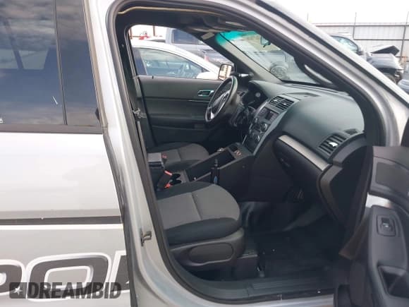 ✅ 2014 Ford Police Interceptor Utility • VIN: 1FM5K8AR6EGB85550 • Lot: 42127616. Wystawiony na IAAI z przebiegiem 81 344 mil. Bezpłatny archiwum sprzedaży aukcyjnych z USA i szczegółowy raport historii pojazdu na DreamBid. Zdjęcie 5.