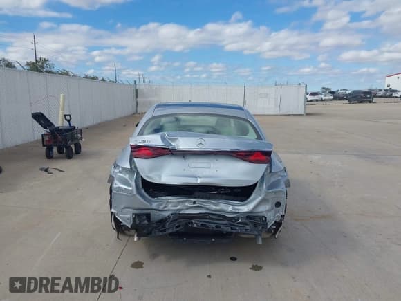 ✅ 2025 Mercedes-Benz E 350 • VIN: W1KLF4GB7SA156551 • Лот: 43628921. Опубликован ранее на IAAI с пробегом 3 902 миль. Бесплатный доступ к архиву аукционных продаж из США и подробный отчёт об истории автомобиля на DreamBid. Изображение 16.