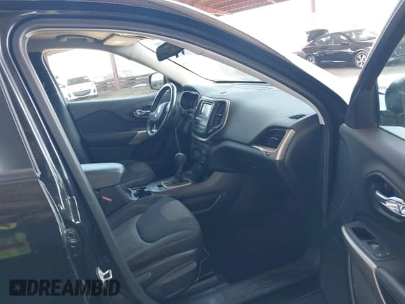 ✅ 2018 Jeep Cherokee Latitude • VIN: 1C4PJMCB3JD548438 • Lot: 42943063. Wystawiony na IAAI z przebiegiem 137 308 mil. Bezpłatny archiwum sprzedaży aukcyjnych z USA i szczegółowy raport historii pojazdu na DreamBid. Zdjęcie 5.