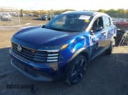 ✅ 2025 Nissan Kicks SR • VIN: 3N8AP6DC6SL360794 • Лот: 43480670. Опубликован ранее на IAAI с пробегом 7 142 миль. Бесплатный доступ к архиву аукционных продаж из США и подробный отчёт об истории автомобиля на DreamBid. Изображение 2.