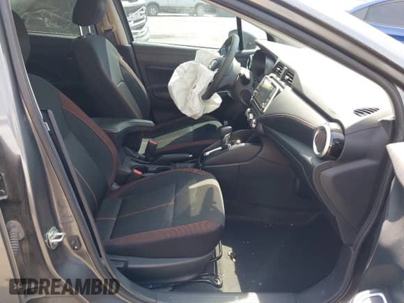 ✅ 2021 Nissan Versa SR • VIN: 3N1CN8FV8ML820600 • Lot: 42277671. Wystawiony na IAAI z przebiegiem 47 293 mil. Bezpłatny archiwum sprzedaży aukcyjnych z USA i szczegółowy raport historii pojazdu na DreamBid. Zdjęcie 5.