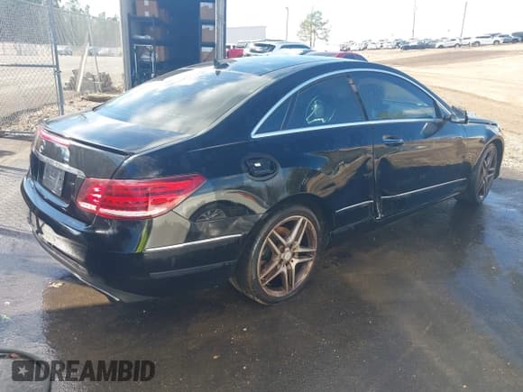 ✅ 2015 Mercedes-Benz E 400 • VIN: WDDKJ6HB5FF305519 • Lot: 43696240. Wystawiony na IAAI z przebiegiem Nie podano. Bezpłatny archiwum sprzedaży aukcyjnych z USA i szczegółowy raport historii pojazdu na DreamBid. Zdjęcie 4.