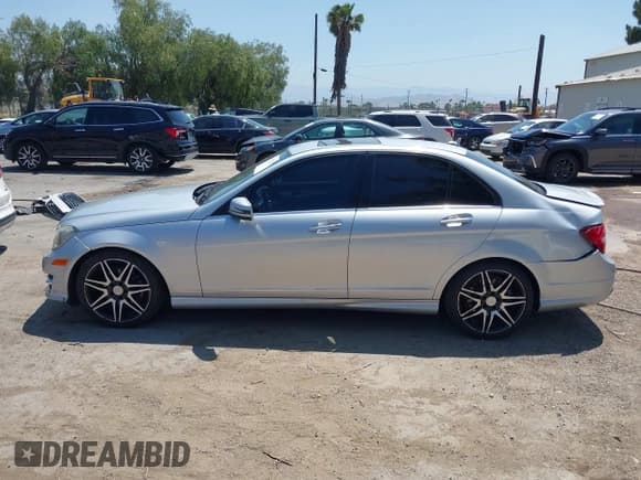 ✅ 2014 Mercedes-Benz C 250 Sport • VIN: WDDGF4HB5ER307781 • Lot: 42223138. Wystawiony na IAAI z przebiegiem 186 457 mil. Bezpłatny archiwum sprzedaży aukcyjnych z USA i szczegółowy raport historii pojazdu na DreamBid. Zdjęcie 14.