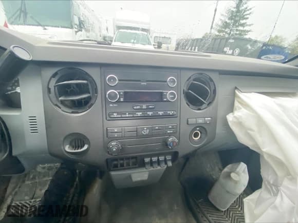 ✅ 2011 Ford F-550 XL • VIN: 1FDUF5GY5BEA27317 • Lot: 69267454. Wystawiony na Copart z przebiegiem 200 274 mil. Bezpłatny archiwum sprzedaży aukcyjnych z USA i szczegółowy raport historii pojazdu na DreamBid. Zdjęcie 8.