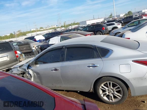✅ 2015 Nissan Altima S • VIN: 1N4AL3APXFC121401 • Lot: 43358901. Wystawiony na IAAI z przebiegiem 143 338 mil. Bezpłatny archiwum sprzedaży aukcyjnych z USA i szczegółowy raport historii pojazdu na DreamBid. Zdjęcie 15.