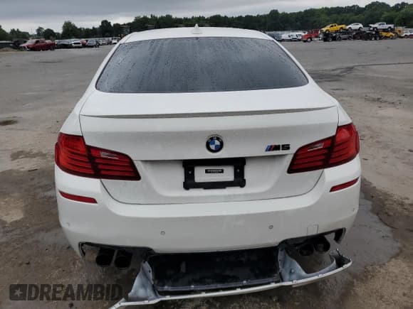 ✅ 2015 BMW M5 • VIN: WBSFV9C53FD595329 • Lot: 65831264. Wystawiony na Copart z przebiegiem 43 805 mil. Bezpłatny archiwum sprzedaży aukcyjnych z USA i szczegółowy raport historii pojazdu na DreamBid. Zdjęcie 6.