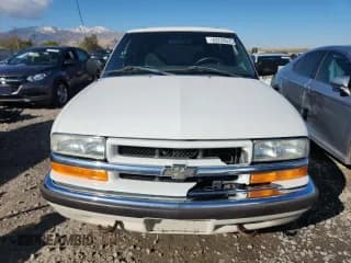 ✅ 2001 Chevrolet Blazer LT • VIN: 1GNDT13W81K207697 • Lot: 82240025. Wystawiony na Copart z przebiegiem 121 397 mil. Bezpłatny archiwum sprzedaży aukcyjnych z USA i szczegółowy raport historii pojazdu na DreamBid. Zdjęcie 5.