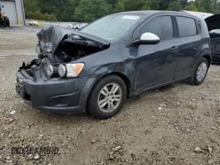 2013 Chevrolet Sonic LS z VIN 1G1JA6SG9D4140571, wystawiony jako Copart lot #81101105 z przebiegiem 136 832 mil mil oraz Czysty tytuł • Clean title. Historia ofert i sprzedaży dostępna na DreamBid. Obrazek 1.