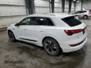 ✅ 2022 Audi e-tron Premium Plus • VIN: WA1LAAGE6NB027257 • Lot: 64239695. Wystawiony na Copart z przebiegiem 54 601 mil. Bezpłatny archiwum sprzedaży aukcyjnych z USA i szczegółowy raport historii pojazdu na DreamBid. Zdjęcie 2.