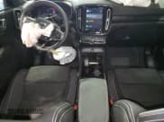 ✅ 2023 Volvo C40 Plus • VIN: YV4ED3GLXP2065848 • Lot: 49065114. Wystawiony na Copart z przebiegiem 9 557 mil. Bezpłatny archiwum sprzedaży aukcyjnych z USA i szczegółowy raport historii pojazdu na DreamBid. Zdjęcie 8.