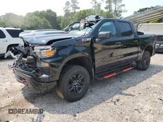 2024 Chevrolet Silverado 1500 Custom Trail Boss z VIN 3GCPDCEK9RG328282, wystawiony jako Copart lot #59040895 z przebiegiem Nie podano mil oraz Szkoda całkowita • Salvage title. Historia ofert i sprzedaży dostępna na DreamBid. Obrazek 1.