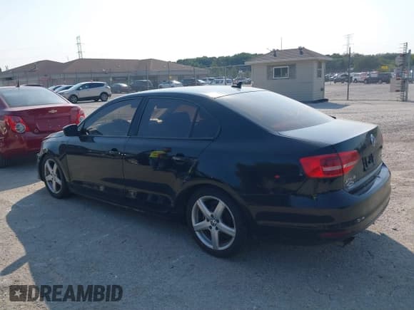 ✅ 2015 Volkswagen Jetta SE • VIN: 3VWD07AJ9FM411420 • Лот: 40246311. Опубликован ранее на IAAI с пробегом 141 456 миль. Бесплатный доступ к архиву аукционных продаж из США и подробный отчёт об истории автомобиля на DreamBid. Изображение 3.