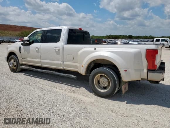 ✅ 2019 Ford F-350 XL • VIN: 1FT8W3CT3KEF76955 • Lot: 63082125. Wystawiony na Copart z przebiegiem 329 649 mil. Bezpłatny archiwum sprzedaży aukcyjnych z USA i szczegółowy raport historii pojazdu na DreamBid. Zdjęcie 2.