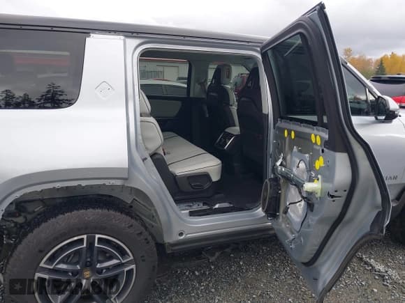 ✅ 2025 Rivian R1S Adventure • VIN: 7PDSGBBA7SN053914 • Lot: 43642502. Wystawiony na IAAI z przebiegiem 17 600 mil. Bezpłatny archiwum sprzedaży aukcyjnych z USA i szczegółowy raport historii pojazdu na DreamBid. Zdjęcie 8.