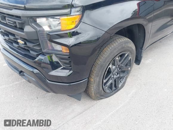 ✅ 2023 Chevrolet Silverado 1500 Custom • VIN: 3GCPABEK6PG159709 • Lot: 43142018. Wystawiony na IAAI z przebiegiem Nie podano. Bezpłatny archiwum sprzedaży aukcyjnych z USA i szczegółowy raport historii pojazdu na DreamBid. Zdjęcie 6.