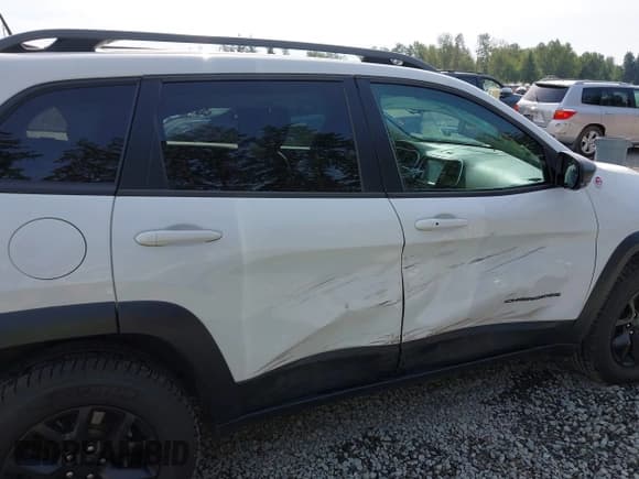 ✅ 2018 Jeep Cherokee Trailhawk • VIN: 1C4PJMBX3JD533323 • Lot: 42450626. Listed on IAAI with 123,174 mi. Free auction sales archive from the USA and detailed vehicle history report at DreamBid. Image 6.