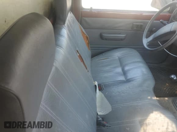 ✅ 1989 Toyota Pickup • VIN: JT4RN81R4K5040365 • Lot: 70644374. Wystawiony na Copart z przebiegiem 141 205 mil. Bezpłatny archiwum sprzedaży aukcyjnych z USA i szczegółowy raport historii pojazdu na DreamBid. Zdjęcie 10.