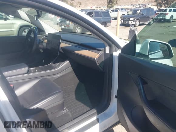 ✅ 2020 Tesla Model Y Long Range • VIN: 5YJYGDEE8LF015281 • Лот: 43541485. Опубликован ранее на IAAI с пробегом 117 220 миль. Бесплатный доступ к архиву аукционных продаж из США и подробный отчёт об истории автомобиля на DreamBid. Изображение 5.