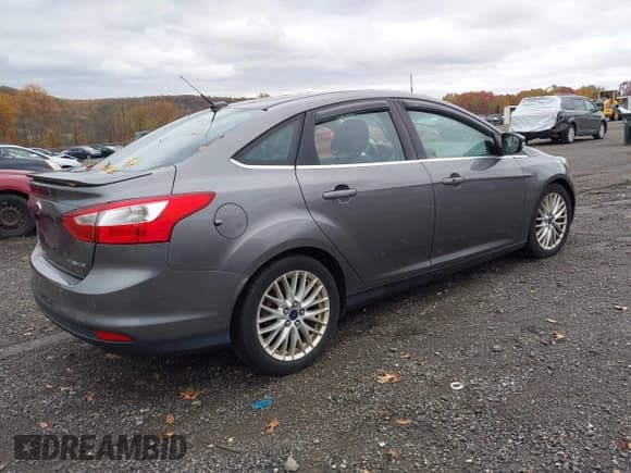 ✅ 2014 Ford Focus Titanium • VIN: 1FADP3J25EL297552 • Lot: 43583969. Wystawiony na IAAI z przebiegiem 140 175 mil. Bezpłatny archiwum sprzedaży aukcyjnych z USA i szczegółowy raport historii pojazdu na DreamBid. Zdjęcie 4.