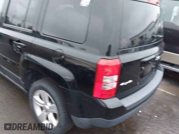 ✅ 2015 Jeep Patriot Latitude • VIN: 1C4NJRFB9FD382465 • Lot: 43889253. Listed on IAAI with 127,732 mi. Free auction sales archive from the USA and detailed vehicle history report at DreamBid. Image 6.