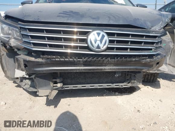 ✅ 2018 Volkswagen Passat SE • VIN: 1VWBA7A39JC008814 • Lot: 43273525. Wystawiony na IAAI z przebiegiem 99 047 mil. Bezpłatny archiwum sprzedaży aukcyjnych z USA i szczegółowy raport historii pojazdu na DreamBid. Zdjęcie 6.