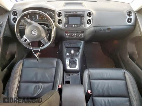 ✅ 2013 Volkswagen Tiguan S • VIN: WVGAV7AX5DW035884 • Lot: 93348415. Wystawiony na Copart z przebiegiem 81 076 mil. Bezpłatny archiwum sprzedaży aukcyjnych z USA i szczegółowy raport historii pojazdu na DreamBid. Zdjęcie 8.