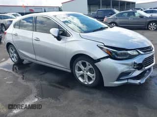 2018 Chevrolet Cruze Premier z VIN 3G1BF6SM9JS620763, wystawiony jako IAAI lot #43380426 z przebiegiem 119 924 mil mil oraz . Historia ofert i sprzedaży dostępna na DreamBid. Obrazek 1.