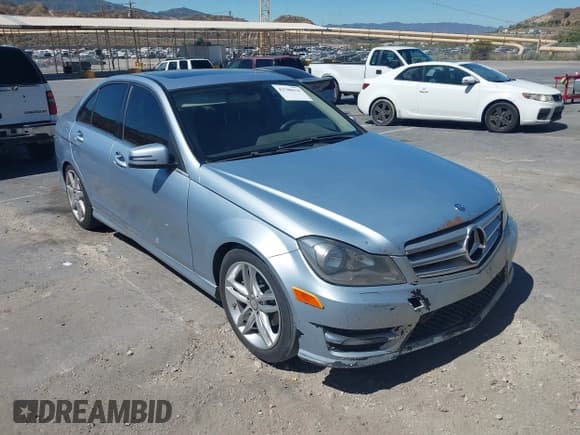 ✅ 2013 Mercedes-Benz C 250 Sport • VIN: WDDGF4HB7DA767103 • Lot: 42780634. Wystawiony na IAAI z przebiegiem 178 380 mil. Bezpłatny archiwum sprzedaży aukcyjnych z USA i szczegółowy raport historii pojazdu na DreamBid. Zdjęcie 1.