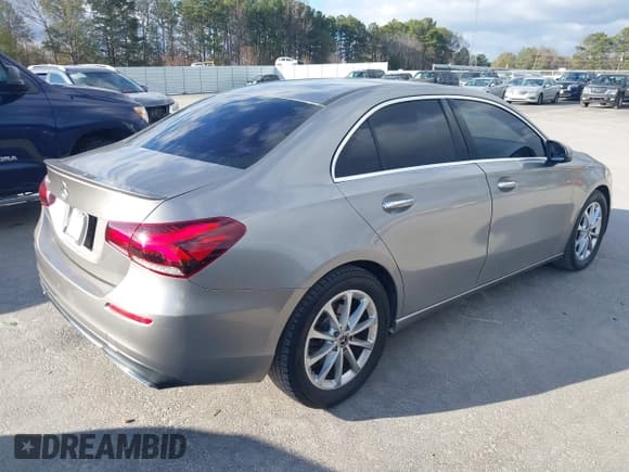 ✅ 2020 Mercedes-Benz A 220 • VIN: WDD3G4EBXLW038045 • Lot: 43895082. Wystawiony na IAAI z przebiegiem 104 897 mil. Bezpłatny archiwum sprzedaży aukcyjnych z USA i szczegółowy raport historii pojazdu na DreamBid. Zdjęcie 4.