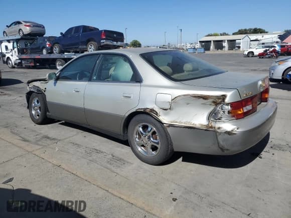 ✅ 1999 Lexus ES 300 • VIN: JT8BF28G0X0230506 • Лот: 67960975. Опубликован ранее на Copart с пробегом 105 305 миль. Бесплатный доступ к архиву аукционных продаж из США и подробный отчёт об истории автомобиля на DreamBid. Изображение 2.