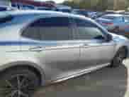 2022 Toyota Camry SE z VIN 4T1G11AKXNU712139, wystawiony jako IAAI lot #43506666 z przebiegiem 13 941 mil mil oraz . Historia ofert i sprzedaży dostępna na DreamBid. Obrazek 13.