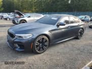 ✅ 2018 BMW M5 • VIN: WBSJF0C59JB283958 • Lot: 81261075. Wystawiony na Copart z przebiegiem 113 266 mil. Bezpłatny archiwum sprzedaży aukcyjnych z USA i szczegółowy raport historii pojazdu na DreamBid. Zdjęcie 1.
