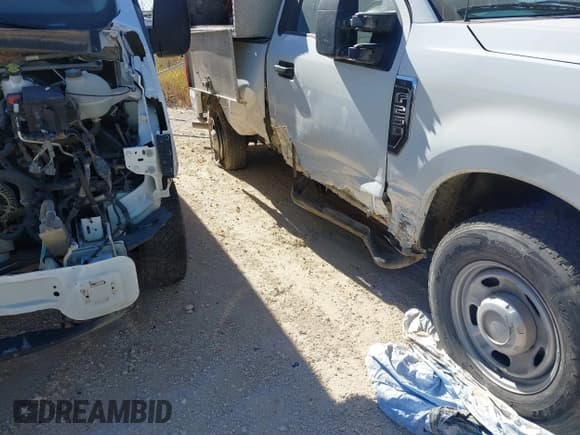 ✅ 2019 Ford F-250 XL • VIN: 1FTBF2A67KED13428 • Lot: 43662167. Wystawiony na IAAI z przebiegiem 199 623 mil. Bezpłatny archiwum sprzedaży aukcyjnych z USA i szczegółowy raport historii pojazdu na DreamBid. Zdjęcie 6.