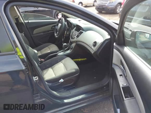 2015 Chevrolet Cruze LS z VIN 1G1PA5SG1F7150629, wystawiony jako IAAI lot #43615286 z przebiegiem 83 703 mil mil oraz . Historia ofert i sprzedaży dostępna na DreamBid. Obrazek 5.