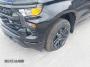 ✅ 2023 Chevrolet Silverado 1500 Custom • VIN: 3GCPABEK6PG159709 • Lot: 43142018. Wystawiony na IAAI z przebiegiem Nie podano. Bezpłatny archiwum sprzedaży aukcyjnych z USA i szczegółowy raport historii pojazdu na DreamBid. Zdjęcie 6.