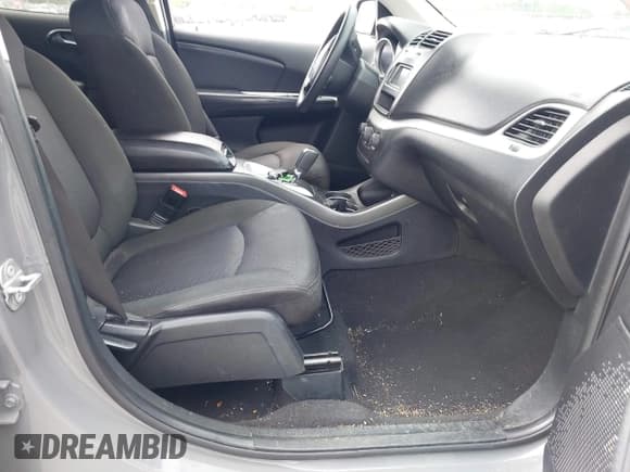 ✅ 2019 Dodge Journey SE • VIN: 3C4PDCBB2KT701518 • Lot: 43555749. Wystawiony na IAAI z przebiegiem 83 486 mil. Bezpłatny archiwum sprzedaży aukcyjnych z USA i szczegółowy raport historii pojazdu na DreamBid. Zdjęcie 5.