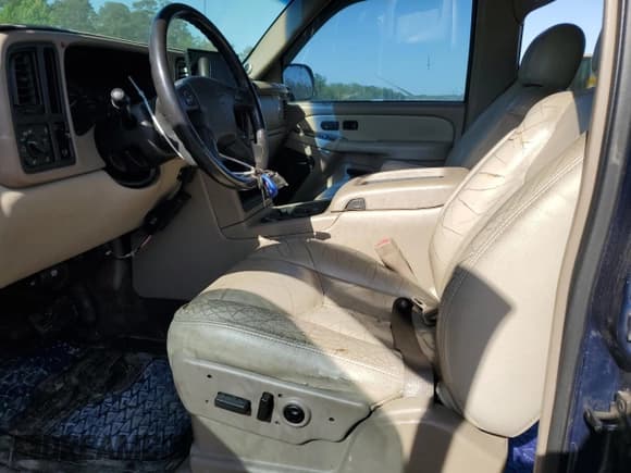 ✅ 2003 Chevrolet Suburban LT • VIN: 1GNEC16Z63J237235 • Lot: 52782285. Wystawiony na Copart z przebiegiem 241 272 mil. Bezpłatny archiwum sprzedaży aukcyjnych z USA i szczegółowy raport historii pojazdu na DreamBid. Zdjęcie 7.