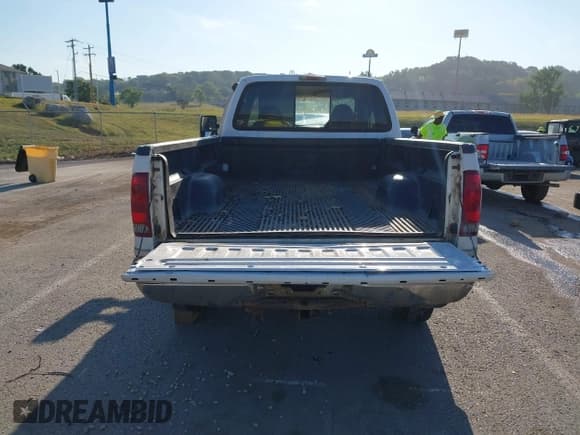 ✅ 1999 Ford F-250 XL • VIN: 1FTNX21F8XEA74702 • Lot: 43097148. Wystawiony na IAAI z przebiegiem 144 963 mil. Bezpłatny archiwum sprzedaży aukcyjnych z USA i szczegółowy raport historii pojazdu na DreamBid. Zdjęcie 18.