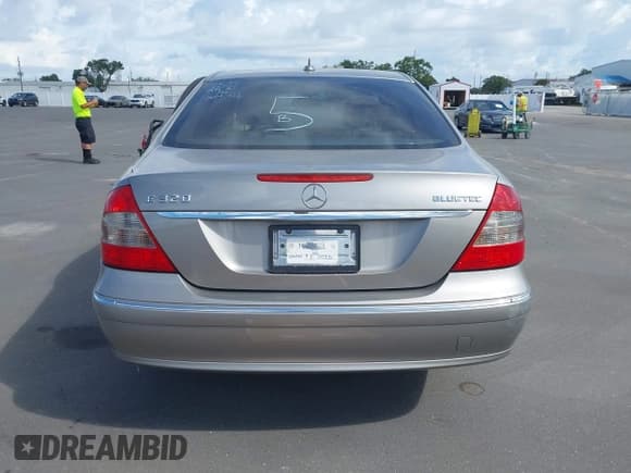 ✅ 2008 Mercedes-Benz E 320 • VIN: WDBUF22XX8B305932 • Lot: 43233709. Wystawiony na IAAI z przebiegiem 141 188 mil. Bezpłatny archiwum sprzedaży aukcyjnych z USA i szczegółowy raport historii pojazdu na DreamBid. Zdjęcie 16.