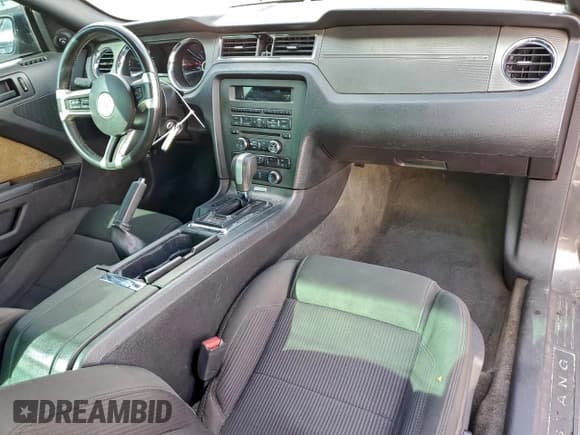 ✅ 2014 Ford Mustang V6 • VIN: 1ZVBP8AM7E5324297 • Лот: 94642565. Опубликован ранее на Copart с пробегом 129 204 миль. Бесплатный доступ к архиву аукционных продаж из США и подробный отчёт об истории автомобиля на DreamBid. Изображение 8.