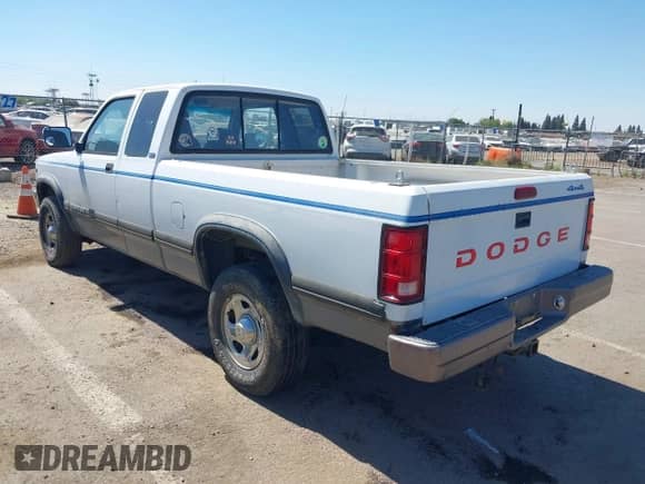 1994 Dodge Dakota z VIN 1B7GG23Y1RS589178, wystawiony jako IAAI lot #42731554 z przebiegiem 162 203 mil mil oraz . Historia ofert i sprzedaży dostępna na DreamBid. Obrazek 3.