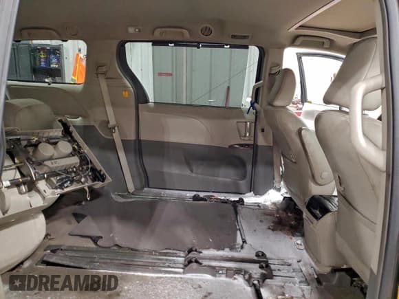 ✅ 2013 Toyota Sienna XLE • VIN: 5TDYK3DC7DS282725 • Lot: 95075655. Wystawiony na Copart z przebiegiem 443 007 mil. Bezpłatny archiwum sprzedaży aukcyjnych z USA i szczegółowy raport historii pojazdu na DreamBid. Zdjęcie 11.