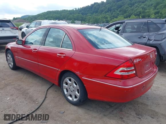 ✅ 2005 Mercedes-Benz C 240 • VIN: WDBRF81J35F571898 • Lot: 42677515. Listed on IAAI with 134,599 mi. Free auction sales archive from the USA and detailed vehicle history report at DreamBid. Image 3.