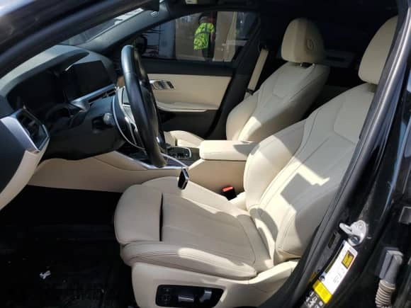 2020 BMW 3 Series 330i xDrive z VIN 3MW5R7J00L8B27616, wystawiony jako Copart lot #59763975 z przebiegiem Nie podano mil oraz Szkoda całkowita • Salvage title. Historia ofert i sprzedaży dostępna na DreamBid. Obrazek 7.