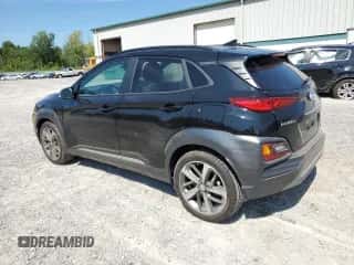 ✅ 2021 Hyundai Kona Limited • VIN: KM8K3CA53MU656554 • Lot: 64953643. Wystawiony na Copart z przebiegiem Nie podano mil. Skorzystaj z bezpłatnego archiwum sprzedaży aukcyjnych z USA i zobacz szczegółowy raport historii pojazdu na DreamBid. Zdjęcie 2.