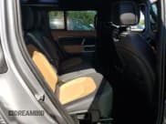 ✅ 2024 Land Rover Defender X-Dynamic SE • VIN: SALE2EEU7R2292636 • Lot: 89855695. Wystawiony na Copart z przebiegiem 21 899 mil. Bezpłatny archiwum sprzedaży aukcyjnych z USA i szczegółowy raport historii pojazdu na DreamBid. Zdjęcie 11.