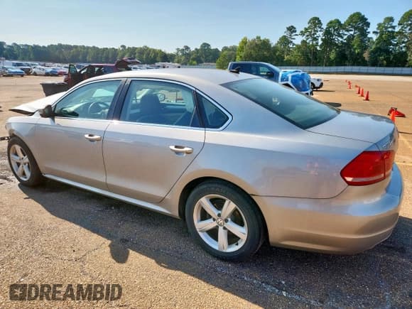 ✅ 2013 Volkswagen Passat SE • VIN: 1VWBH7A3XDC109974 • Лот: 71859515. Опубликован ранее на Copart с пробегом 153 723 миль. Бесплатный доступ к архиву аукционных продаж из США и подробный отчёт об истории автомобиля на DreamBid. Изображение 2.